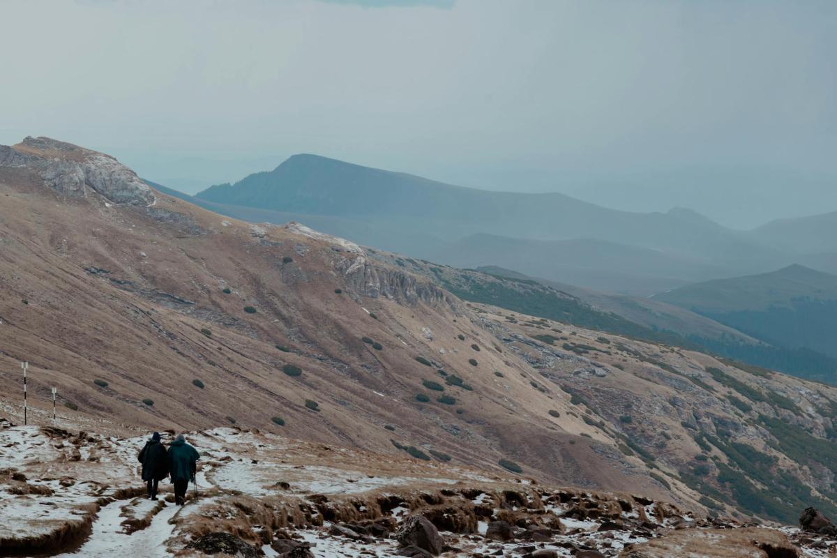 Mountain paths around Świeradów‑Zdrój: Izera high meadows, Karkonosze horizons and Czech Jizerské hory — from family strolls to cross‑border hikes