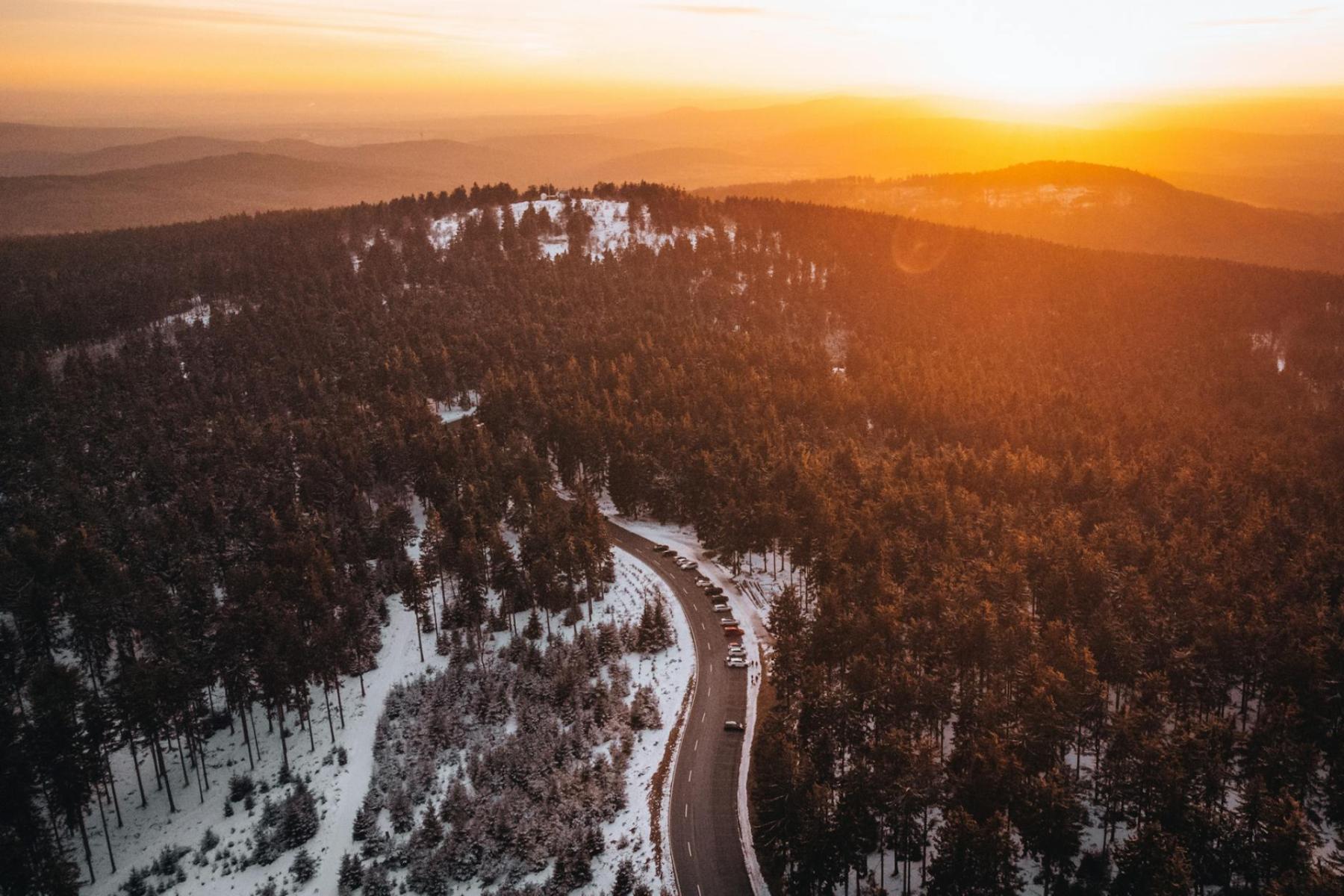 Świeradów‑Zdrój bez auta: vlakem a autobusem po Izerách i přes hranice PL–CZ–DE (Euro‑Nysa, KD D62, snadné přestupy)