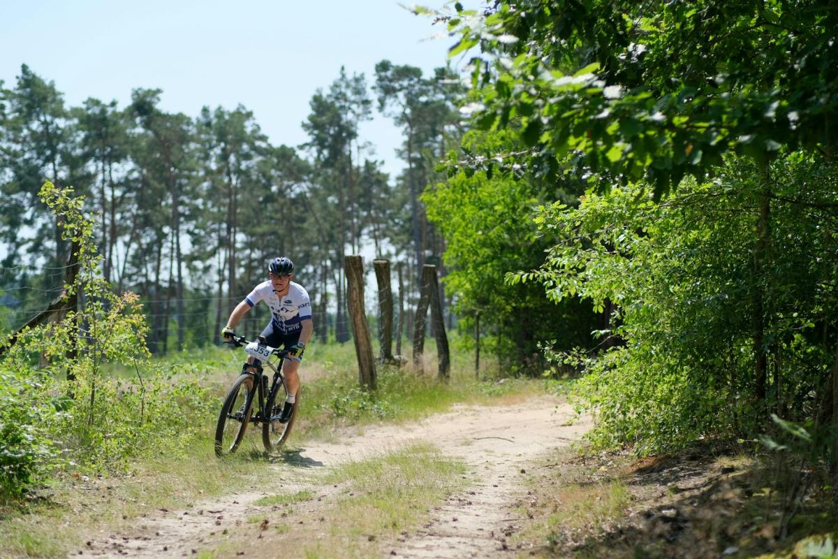E‑MTB v Jizerkách bez zadýchání: Świeradów, Smrk a Bike Park — etiketa, nabíjení, výběr tras