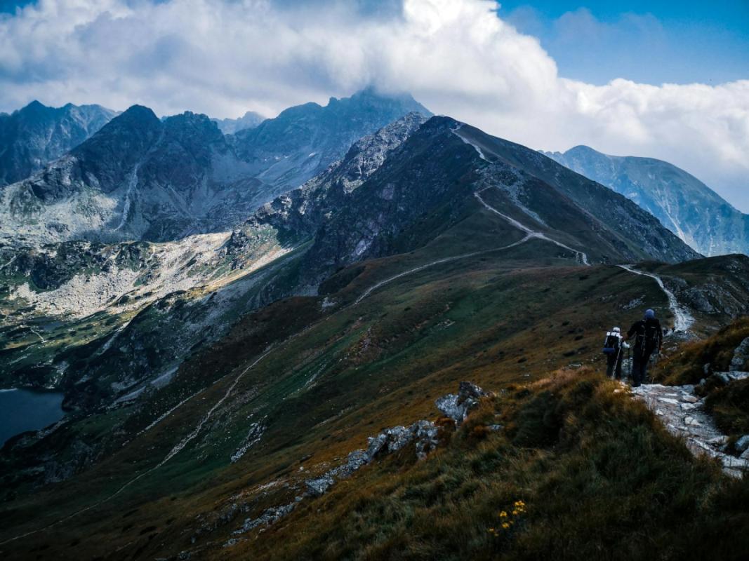How to Read Trails on the PL–CZ Border: PTTK and KČT Markings, Maps, and Park Rules