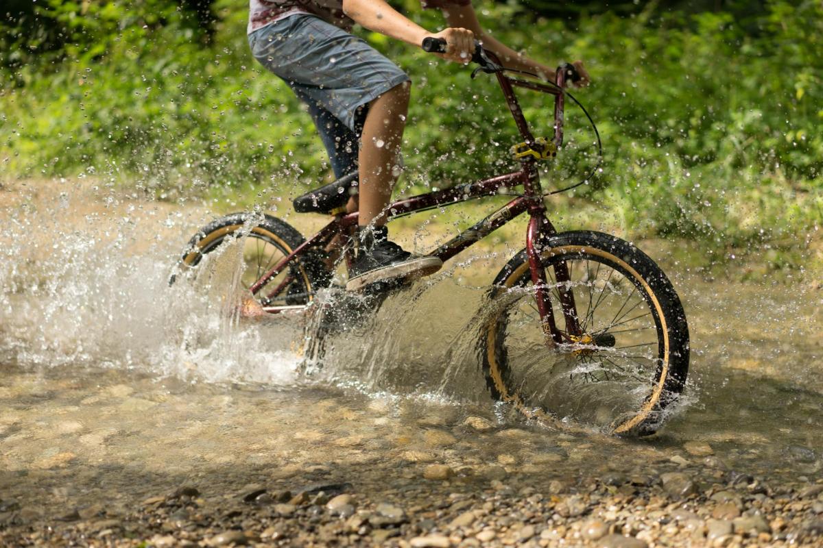 Wie Flow entsteht: Anatomie der izerschen Singletracks und des Bikeparks — Planung, Beschilderung, Belag