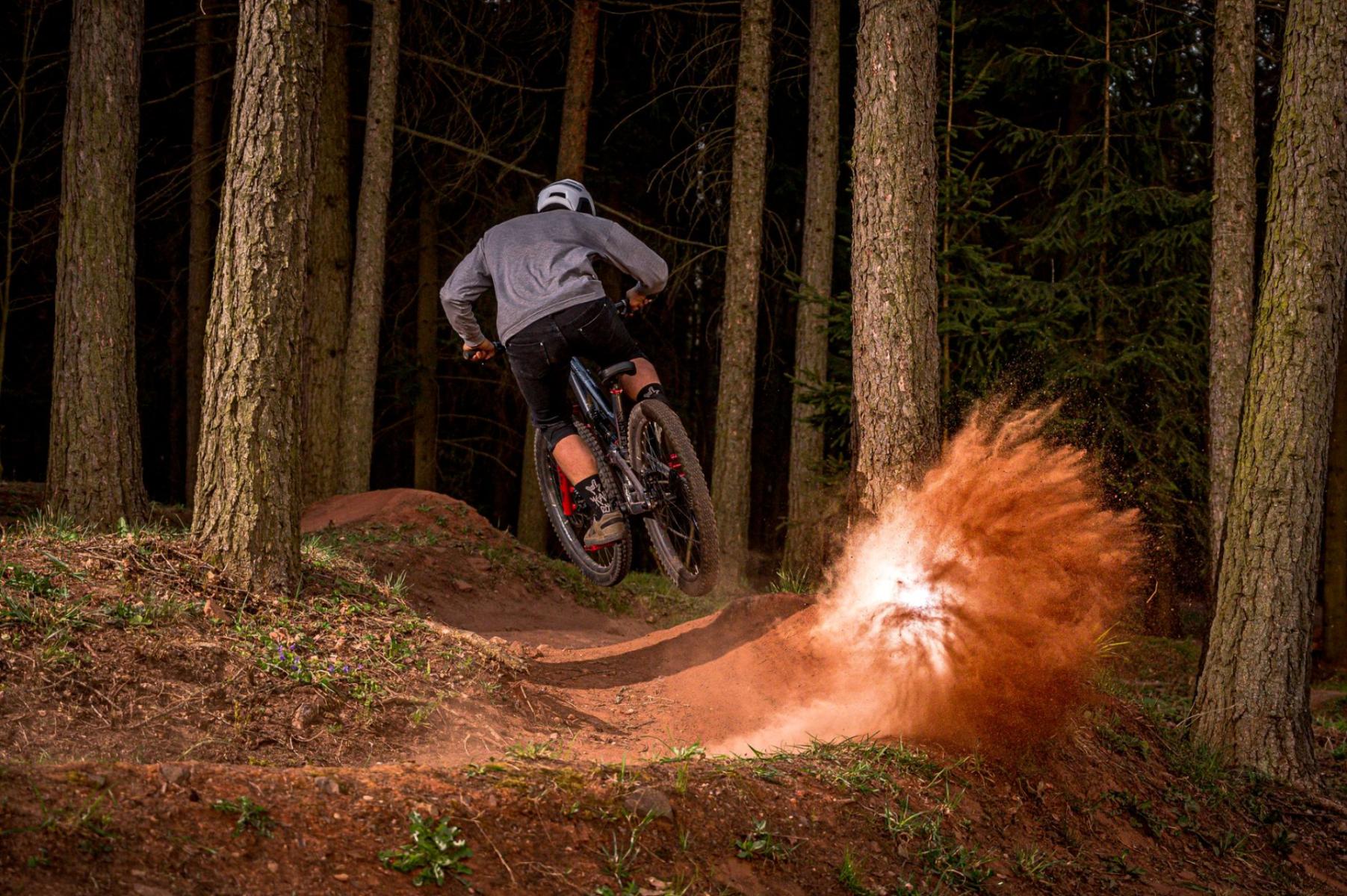 Jak vzniká flow: anatomie izerských singletracků a bike parku — návrh, značení, povrch