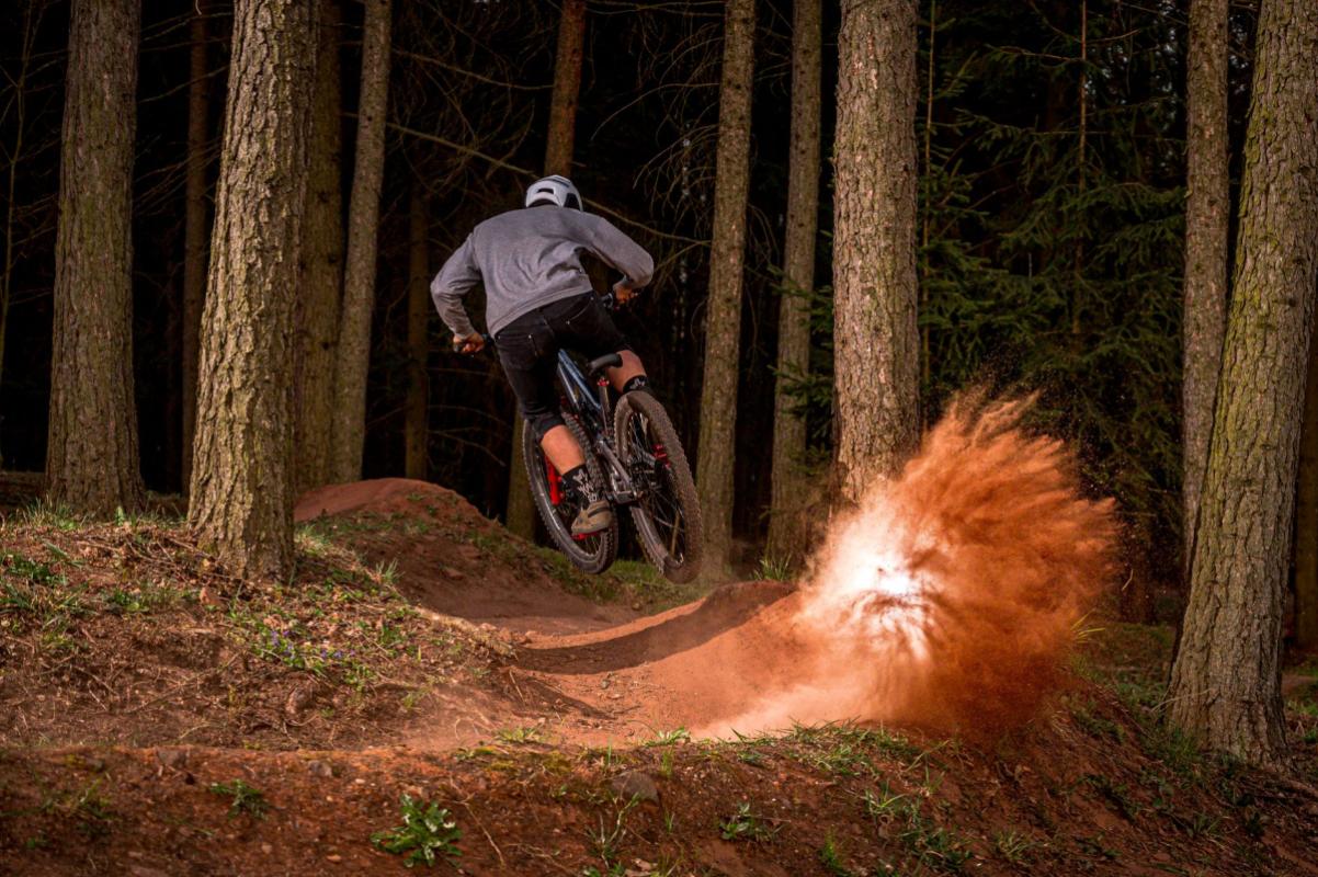 Jak vzniká flow: anatomie izerských singletracků a bike parku — návrh, značení, povrch