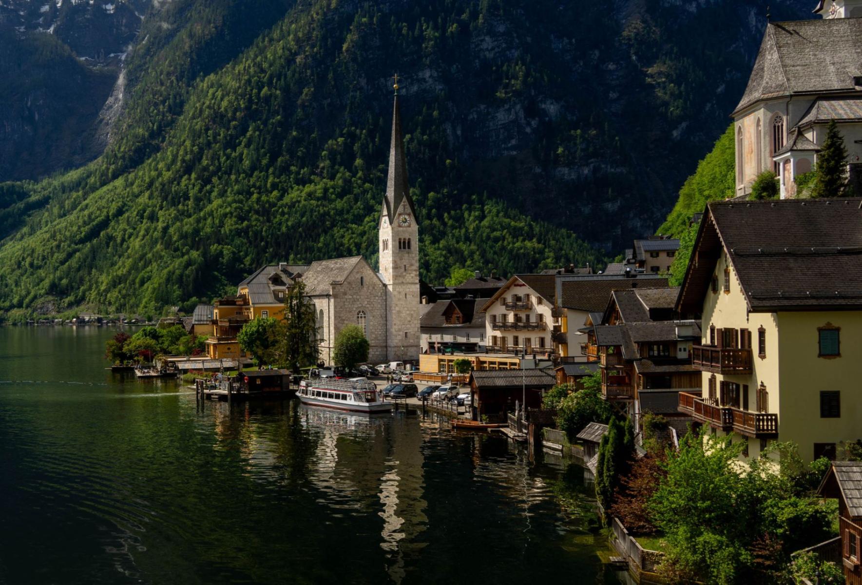 The Town of Three Languages: The Multicultural Life of the Bad Flinsberg Spa