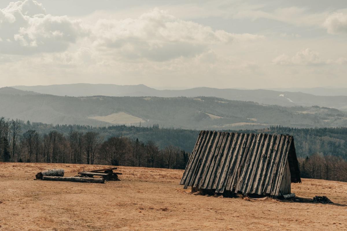 Hütten‑Savoir‑Vivre im Isergebirge und im Riesengebirge: Unterkünfte, Reservierungen, Küche und Regeln auf beiden Seiten der Grenze