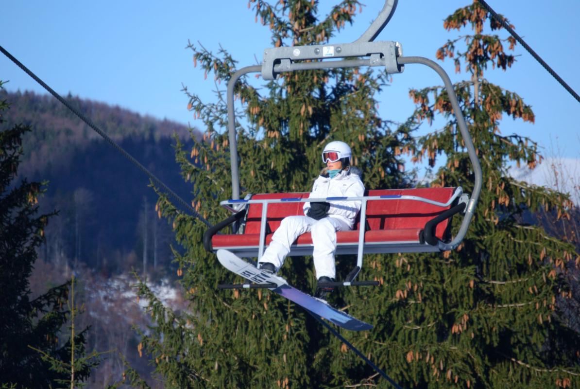 Izery pod nartą i pod oponą: jak teren, podłoże i mikroklimat kształtują sport wokół Świeradowa