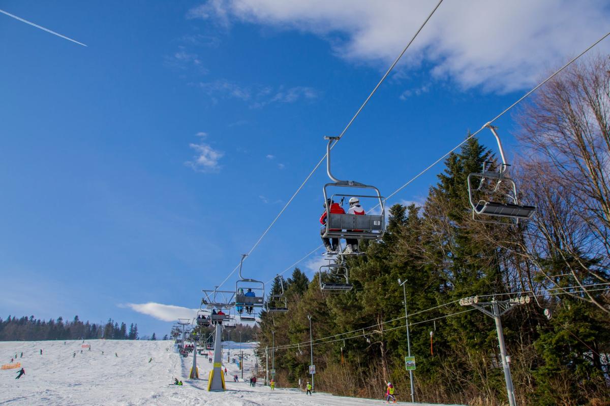 Jizerské hory pod lyží i pod pneumatikou: jak terén, podloží a mikroklima formují sport kolem Świeradowa