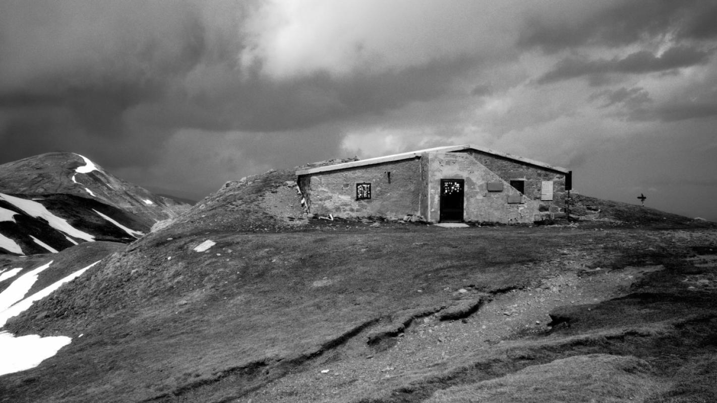 Kadry z werandy: fotograficzny przewodnik po schroniskach Izerów i Karkonoszy