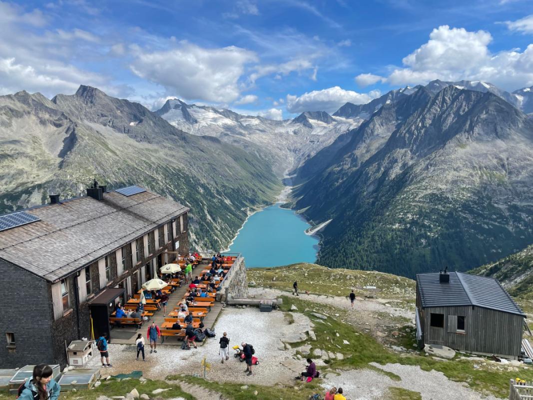 Vom Kurhaus zur Schutzhütte: sanfte Anstiege und „Wellness“-Haltepunkte zwischen Świeradowem, Szrenicą und der tschechischen Jizerka