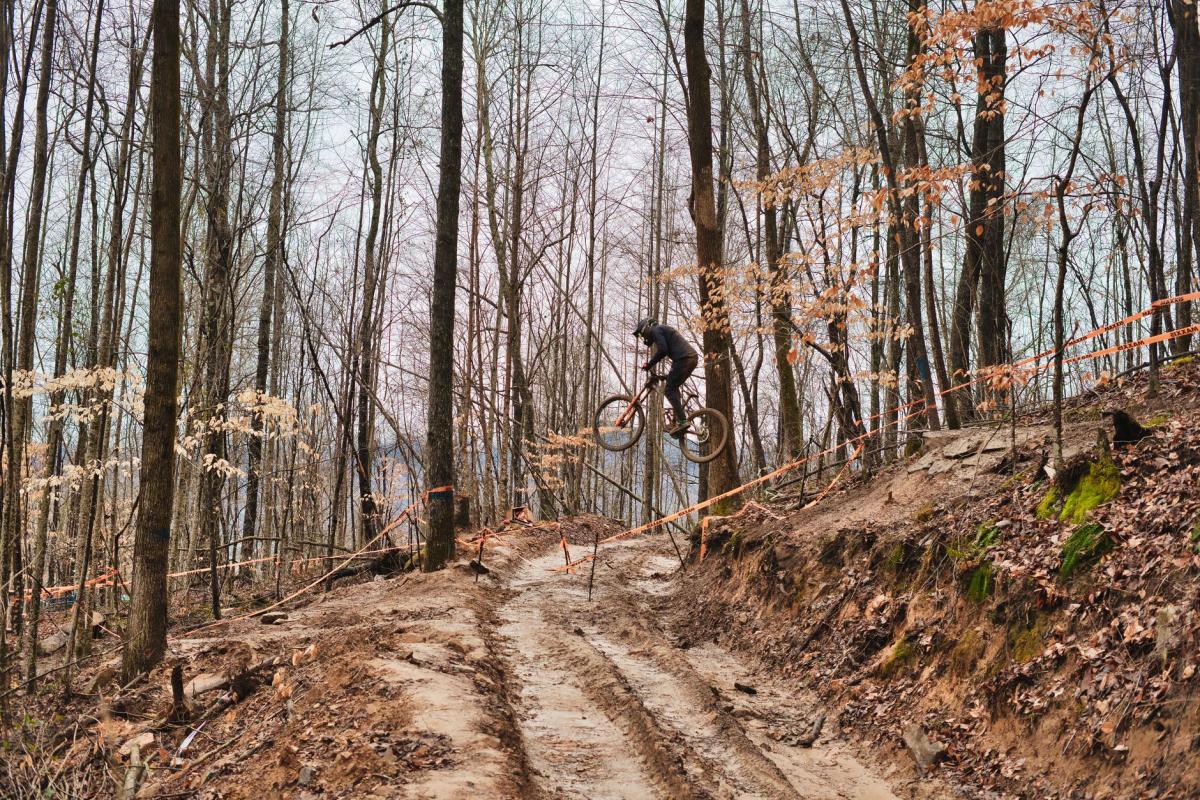 Border singletracks: how to ride on both sides of the border — regulations, signage and customs from Świeradów to the Czech Jizerské hory