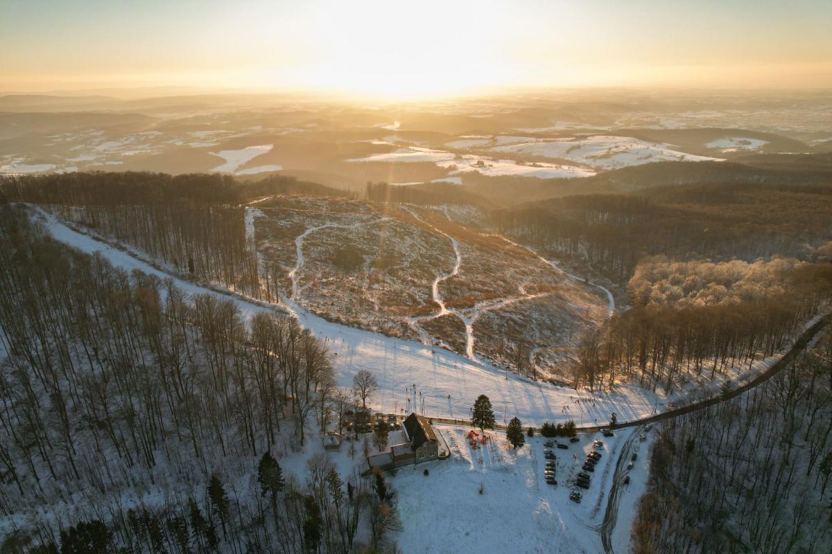 Wo parkt man in Świeradów-Zdrój? Ein Guide zum Zentrum, zur Gondelbahn und zum Kurviertel