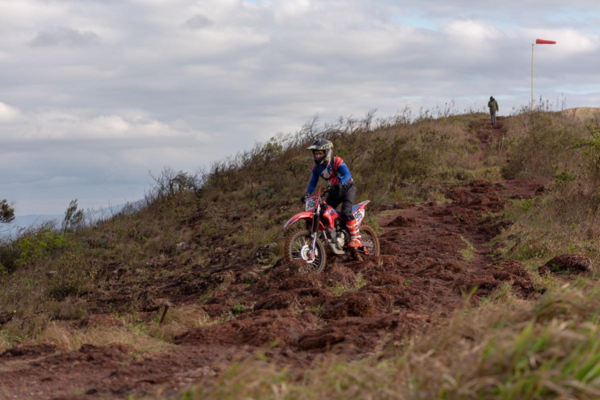 Naturalne enduro w Świeradowie-Zdroju: jak czytać Sępią Górę poza bike parkiem