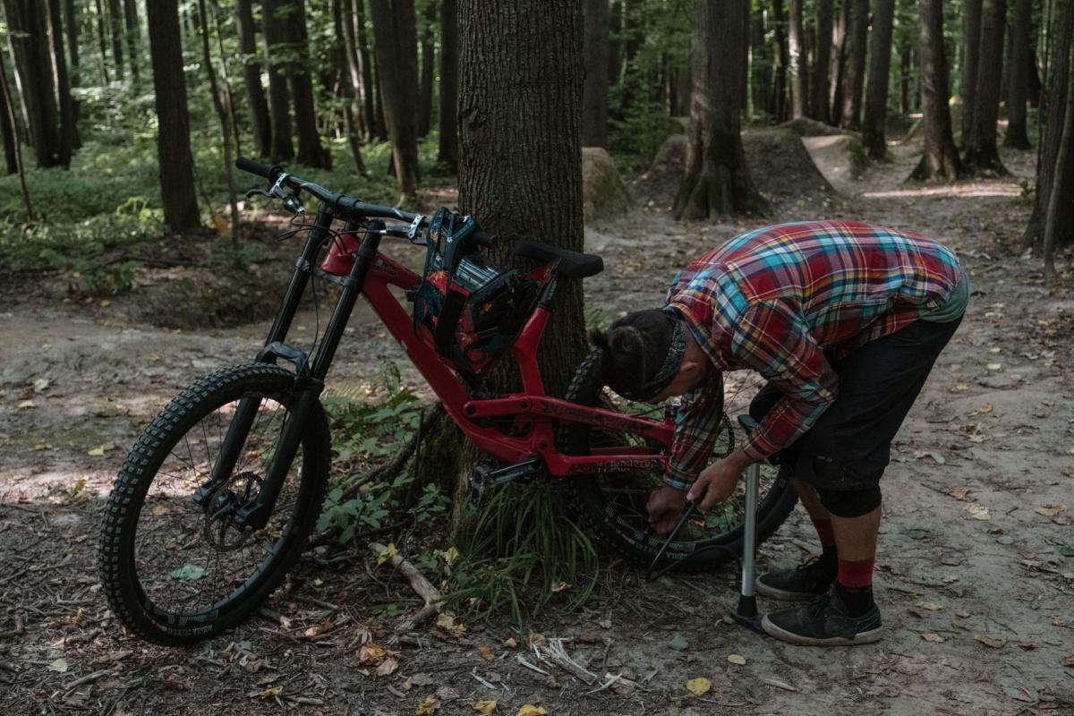 Kto naprawdę utrzymuje singletracki w Izerach? Woda, umowy i zamknięcia tras