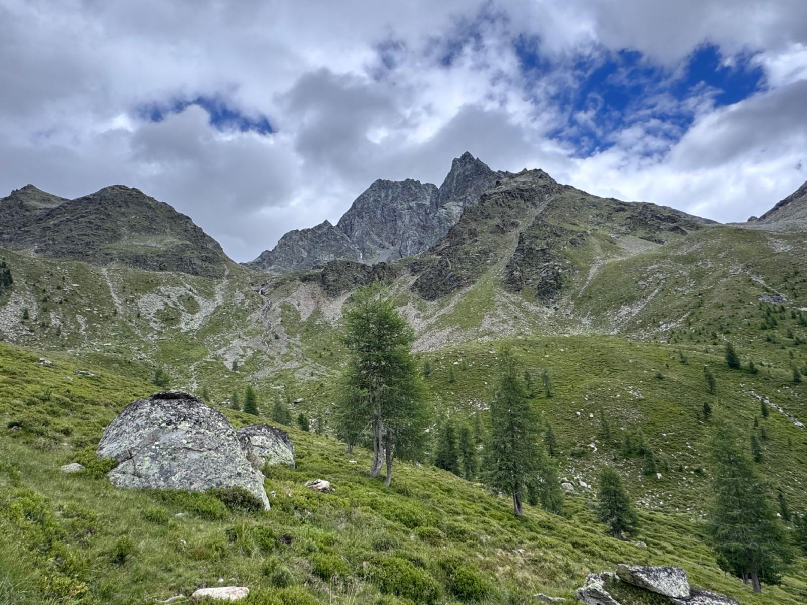 Berge im Morgengrauen und nach Einbruch der Dunkelheit: Wanderungen nach dem Licht im Isergebirge und Riesengebirge planen