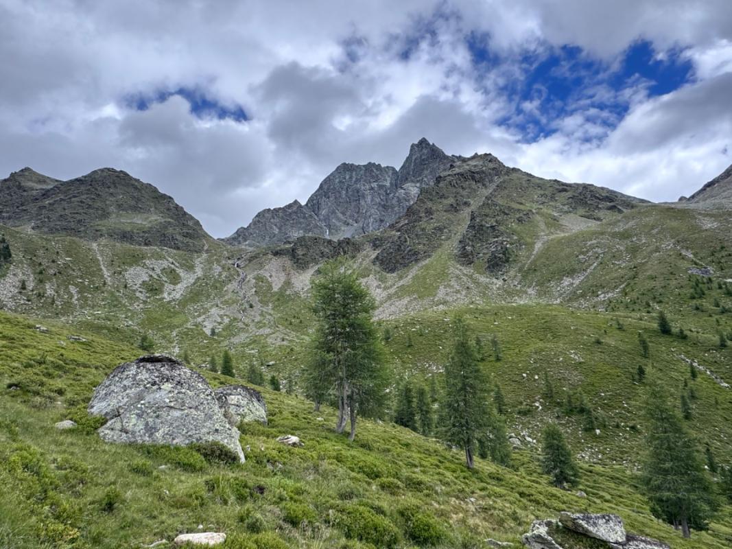 Berge im Morgengrauen und nach Einbruch der Dunkelheit: Wanderungen nach dem Licht im Isergebirge und Riesengebirge planen